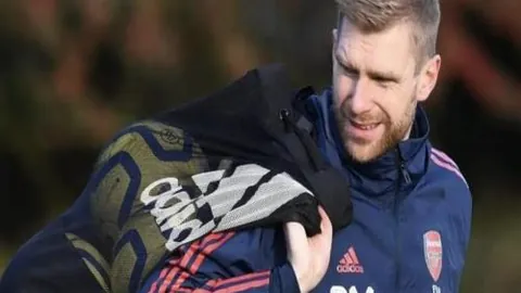 巴爾加斯表現疲軟，王燊超膝傷影響比賽進展